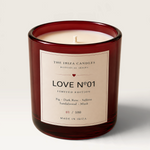 Vela aromática THE IBIZA CANDLES LOVE 01 en recipiente de cristal rojo burdeos con etiqueta artesanal de edición limitada