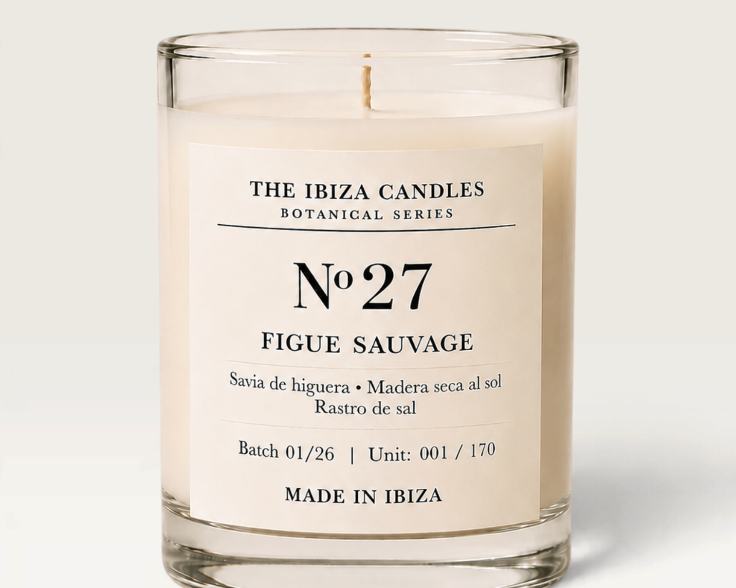 Vela artesanal THE IBIZA CANDLES Figue 27 en vaso de cristal con etiqueta numerada y aroma a higuera mediterránea