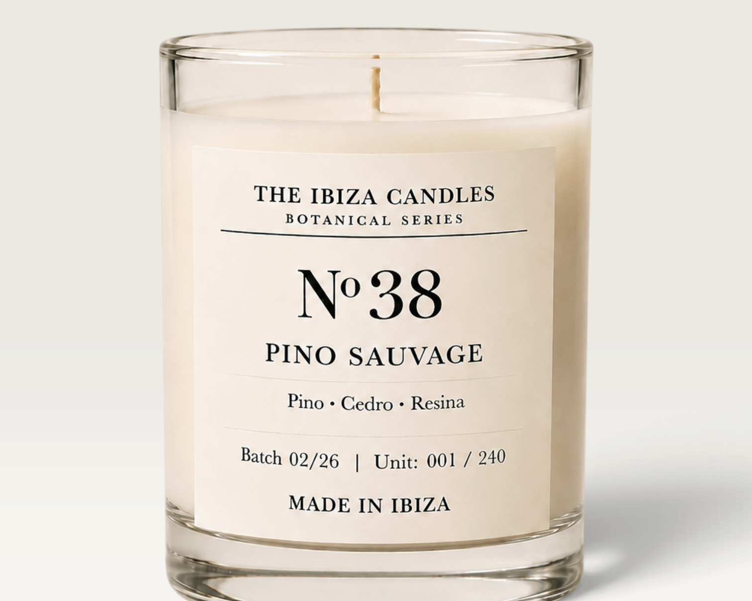 Vela artesanal THE IBIZA CANDLES PINO 38 de cera botánica con notas de pino, cedro y resina en vaso de cristal.