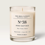 Vela artesanal THE IBIZA CANDLES PINO 38 de cera botánica con notas de pino, cedro y resina en vaso de cristal.