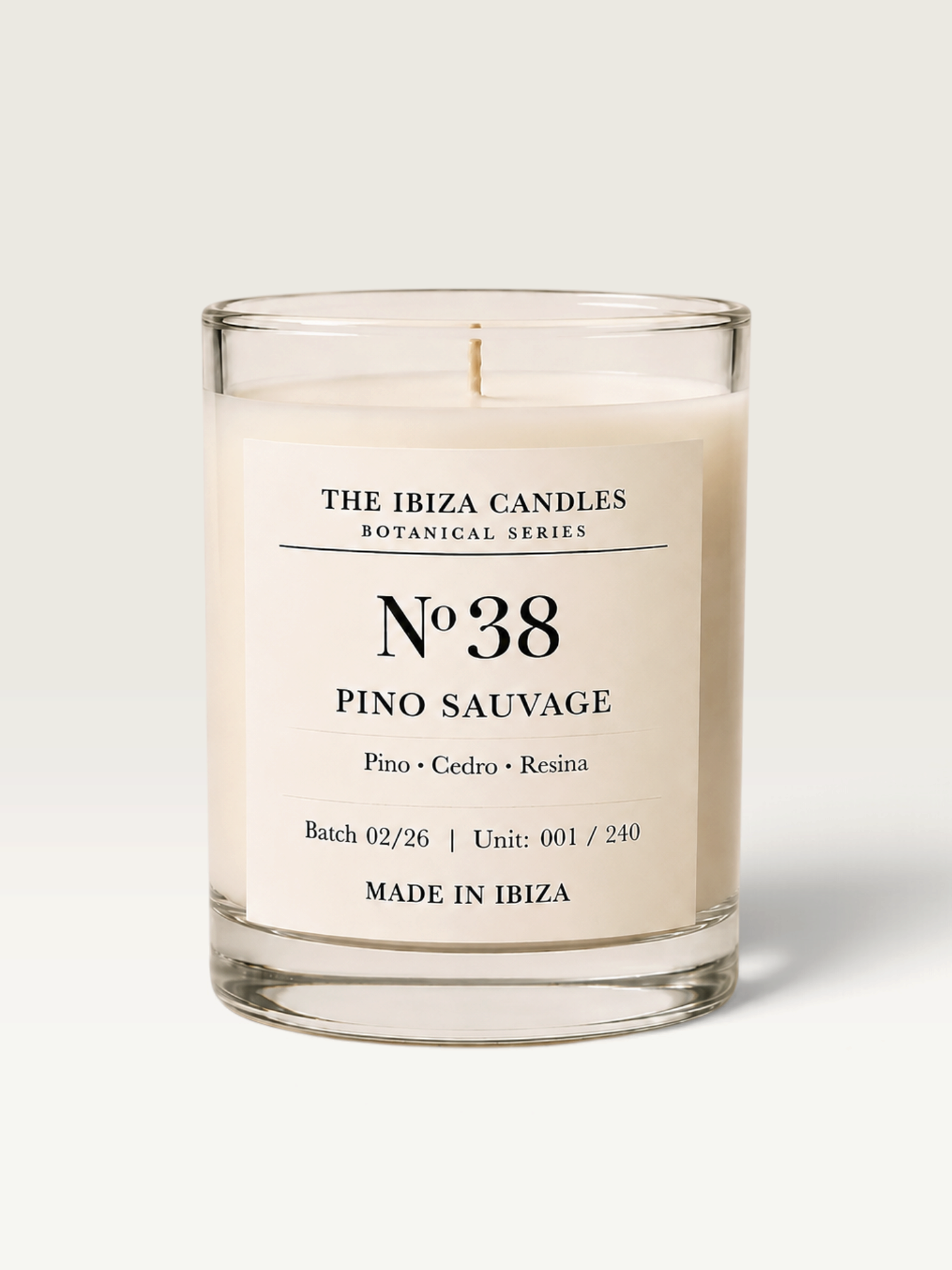 Vela artesanal THE IBIZA CANDLES PINO 38 de cera botánica con notas de pino, cedro y resina en vaso de cristal.