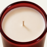 Vela aromática THE IBIZA CANDLES LOVE 01 en recipiente de cristal rojo burdeos con cera de color crema