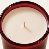 Vela aromática THE IBIZA CANDLES LOVE 01 en recipiente de cristal rojo burdeos con cera de color crema